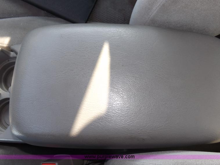 image for item F6483 2004 Ford Taurus SES