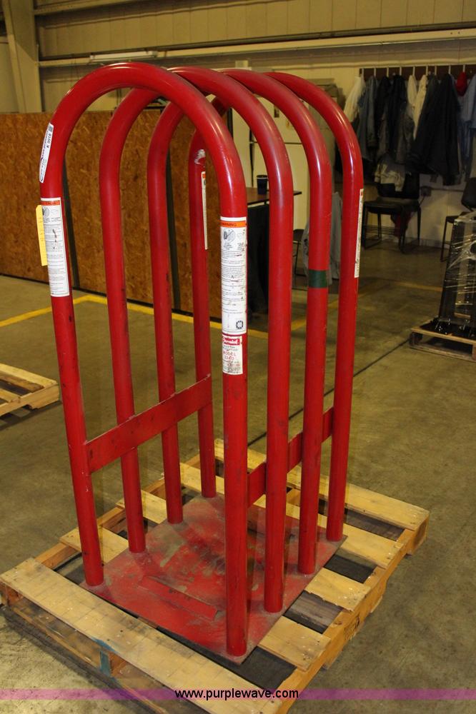 Truck tire inflation cage in Lansing, KS Item K9918 sold Purple Wave