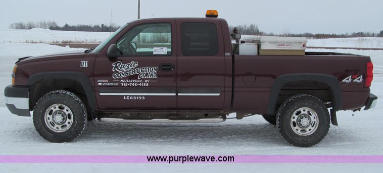 image for item G2504 2003 Chevrolet Silverado 2500HD Ext. Cab pickup truck