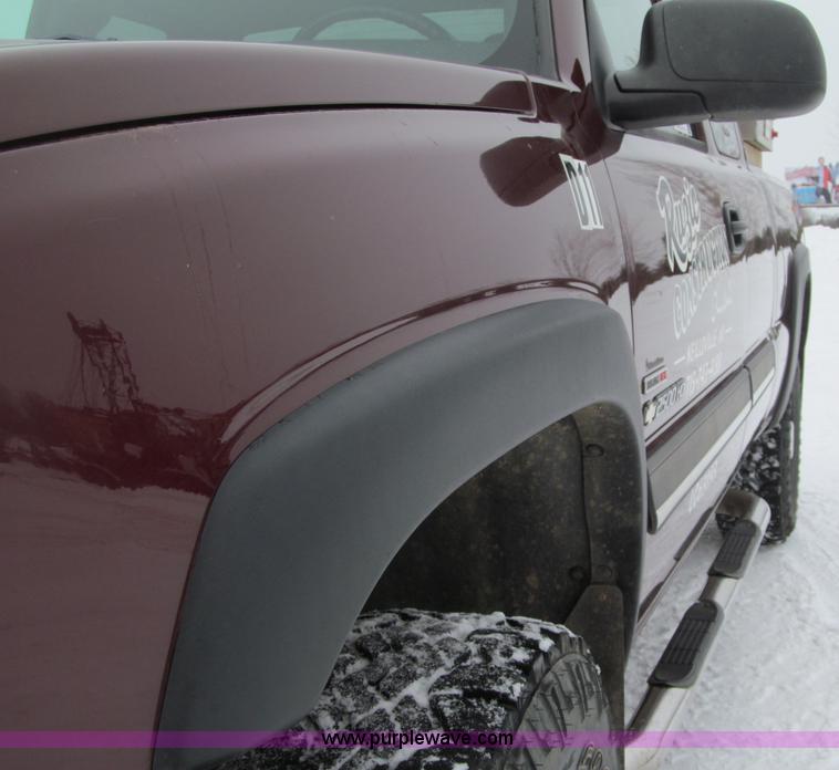 image for item G2504 2003 Chevrolet Silverado 2500HD Ext. Cab pickup truck