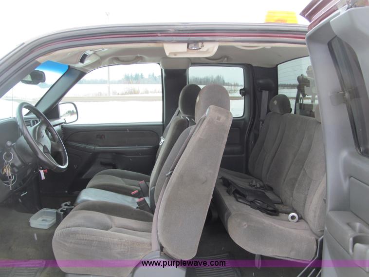 image for item G2504 2003 Chevrolet Silverado 2500HD Ext. Cab pickup truck