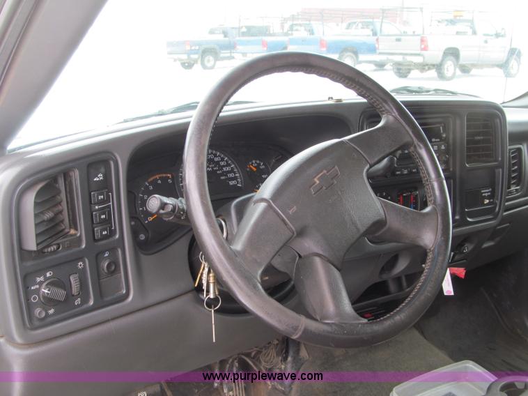 image for item G2504 2003 Chevrolet Silverado 2500HD Ext. Cab pickup truck