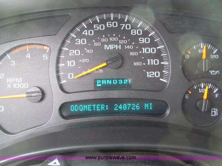 image for item G2504 2003 Chevrolet Silverado 2500HD Ext. Cab pickup truck