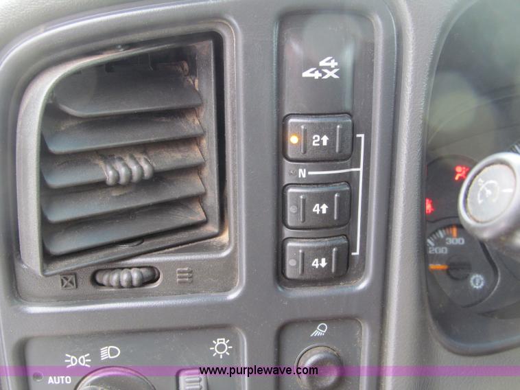 image for item G2504 2003 Chevrolet Silverado 2500HD Ext. Cab pickup truck