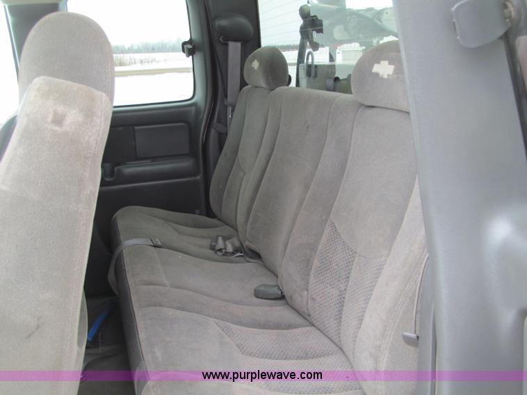 image for item G2504 2003 Chevrolet Silverado 2500HD Ext. Cab pickup truck