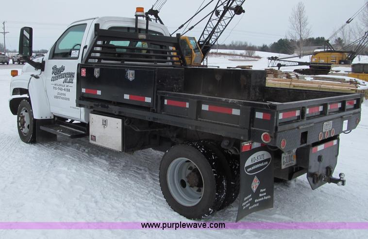 image for item G2538 2006 GMC C5500 utility truck