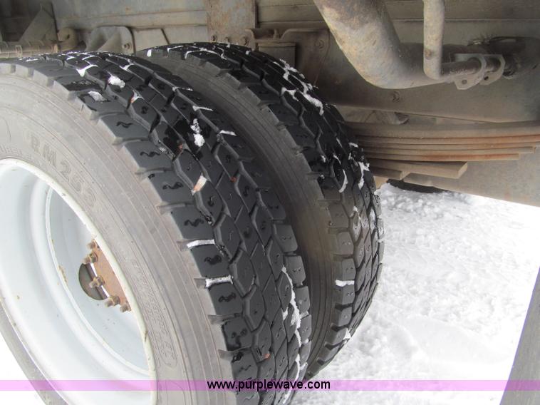 image for item G2538 2006 GMC C5500 utility truck