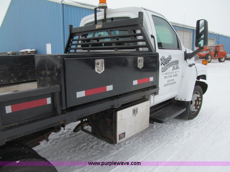 image for item G2538 2006 GMC C5500 utility truck
