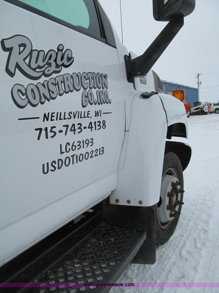 image for item G2538 2006 GMC C5500 utility truck