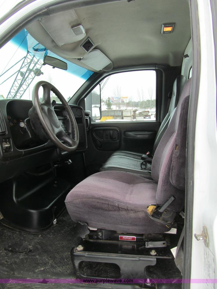 image for item G2538 2006 GMC C5500 utility truck