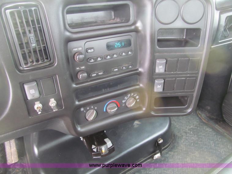 image for item G2538 2006 GMC C5500 utility truck