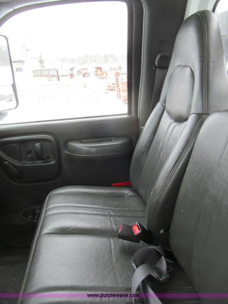 image for item G2538 2006 GMC C5500 utility truck