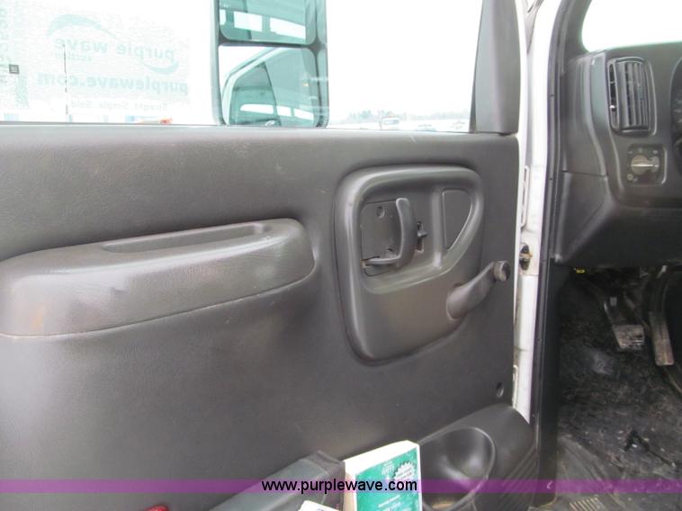 image for item G2538 2006 GMC C5500 utility truck