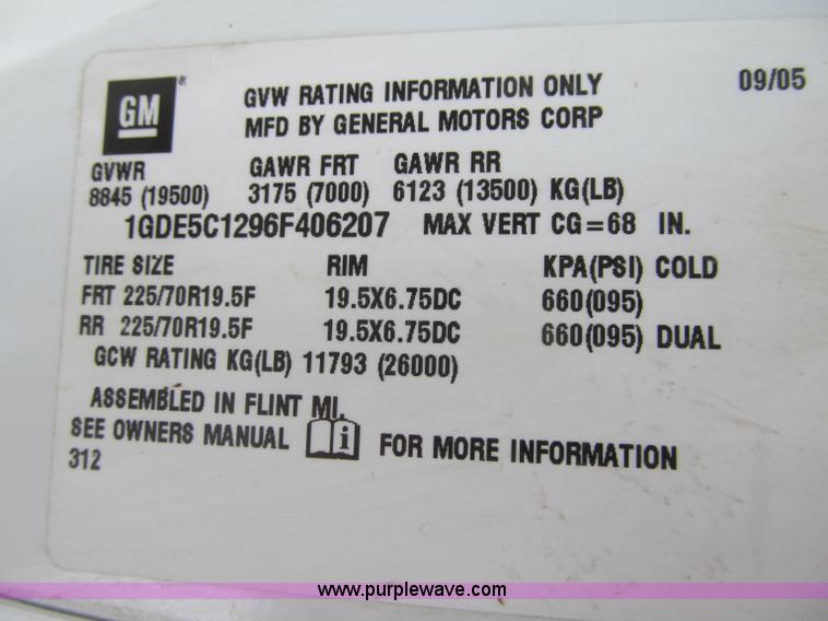 image for item G2538 2006 GMC C5500 utility truck