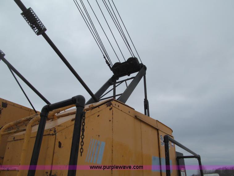 image for item G2578 1981 American 5299A crawler crane