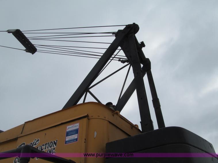 image for item G2578 1981 American 5299A crawler crane