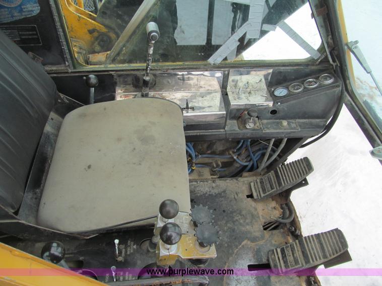 image for item G2578 1981 American 5299A crawler crane
