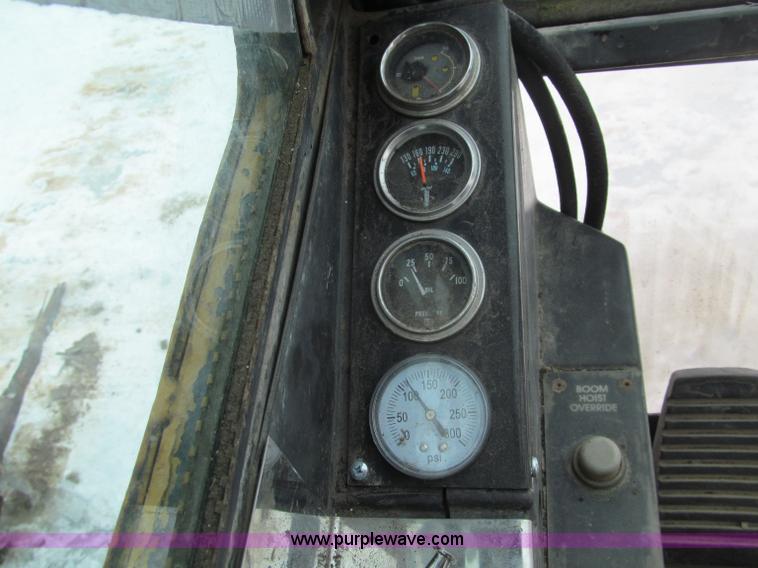 image for item G2578 1981 American 5299A crawler crane