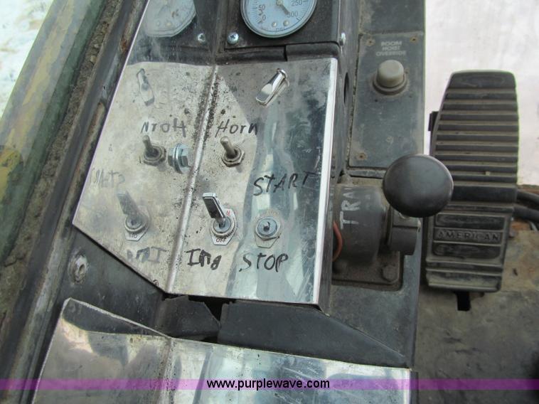 image for item G2578 1981 American 5299A crawler crane