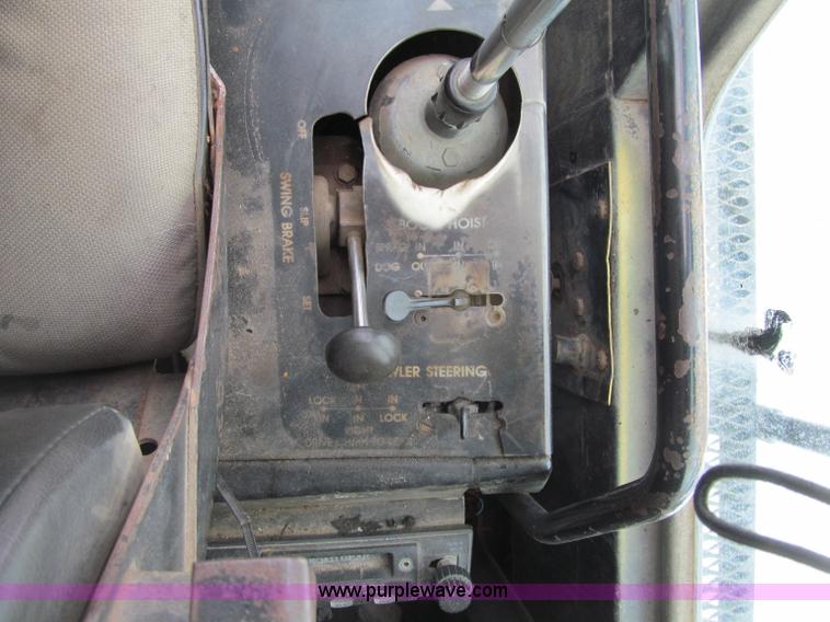 image for item G2578 1981 American 5299A crawler crane