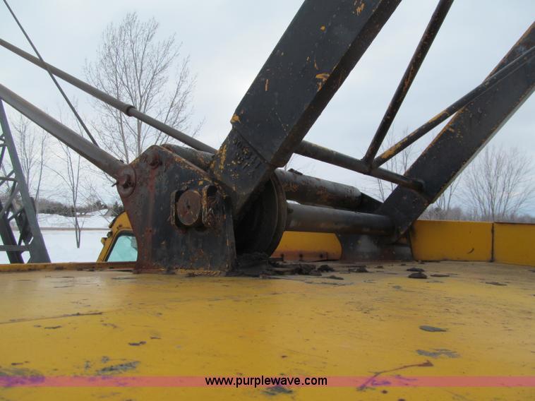 image for item G2580 1979 American 5299A crawler crane
