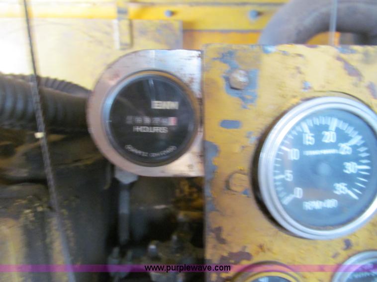 image for item G2580 1979 American 5299A crawler crane