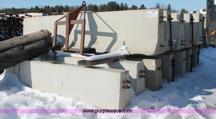 image for item G2809 (27) concrete barriers