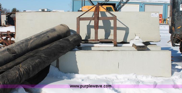 image for item G2809 (27) concrete barriers