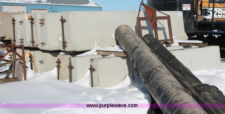 image for item G2809 (27) concrete barriers