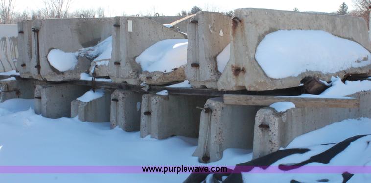 image for item G2809 (27) concrete barriers