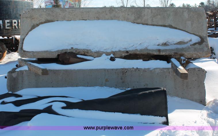 image for item G2809 (27) concrete barriers