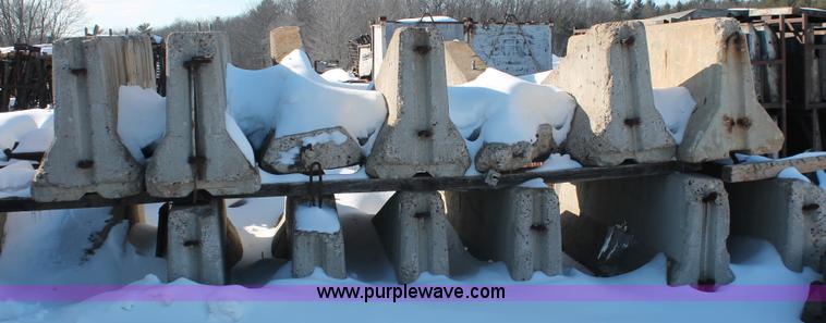 image for item G2809 (27) concrete barriers