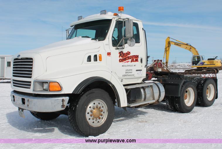 image for item G2893 2000 Sterling LT9522 semi truck