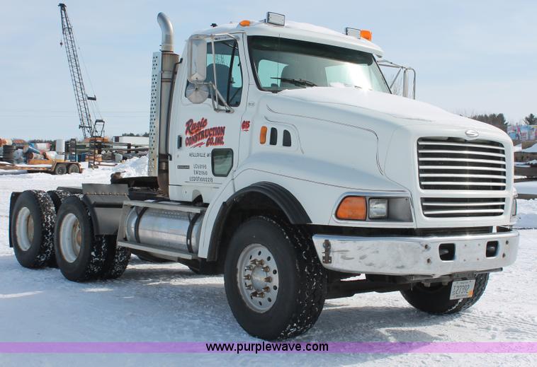 image for item G2893 2000 Sterling LT9522 semi truck