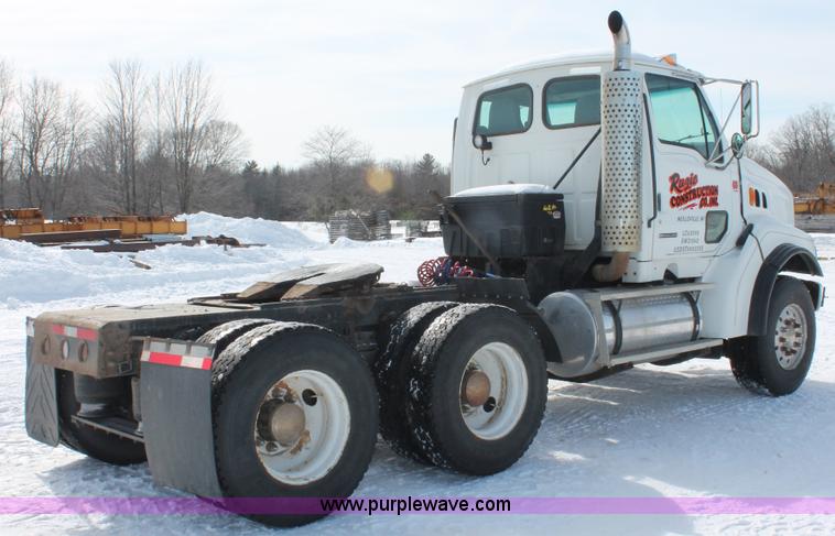 image for item G2893 2000 Sterling LT9522 semi truck