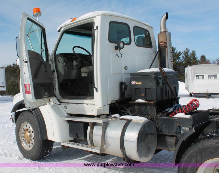 image for item G2893 2000 Sterling LT9522 semi truck