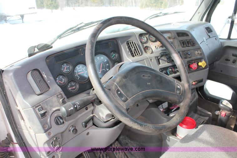 image for item G2893 2000 Sterling LT9522 semi truck