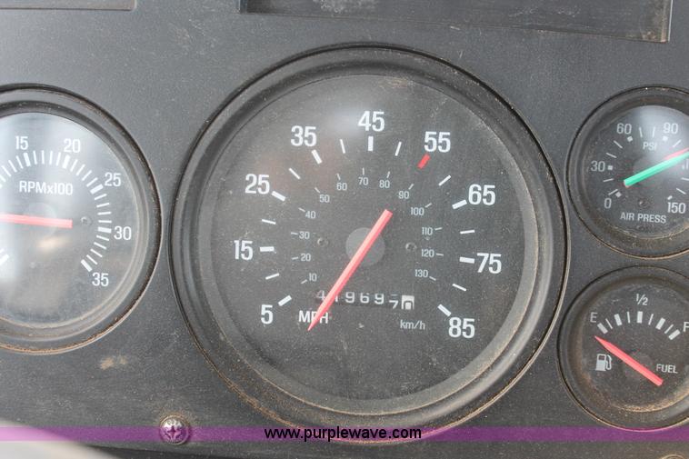 image for item G2893 2000 Sterling LT9522 semi truck