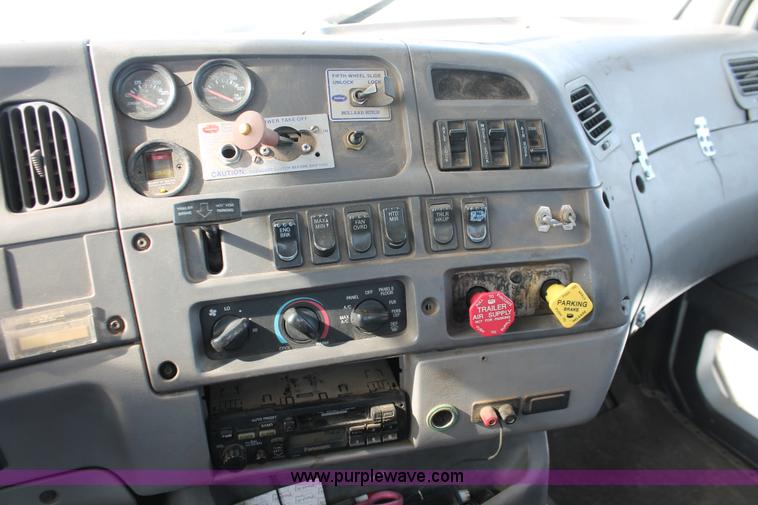 image for item G2893 2000 Sterling LT9522 semi truck