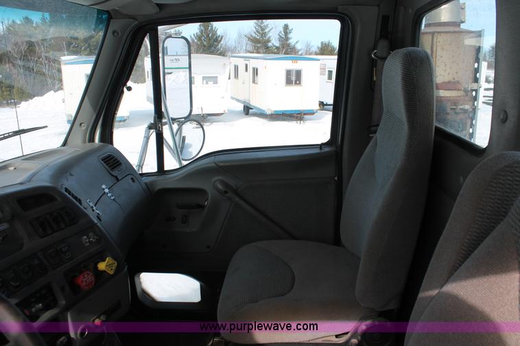 image for item G2893 2000 Sterling LT9522 semi truck