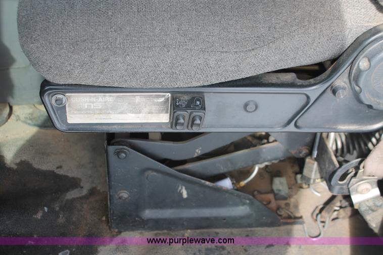 image for item G2893 2000 Sterling LT9522 semi truck