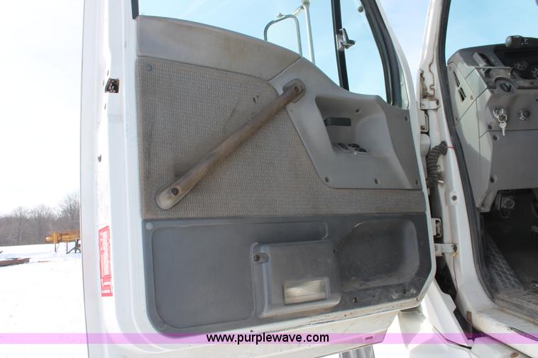 image for item G2893 2000 Sterling LT9522 semi truck