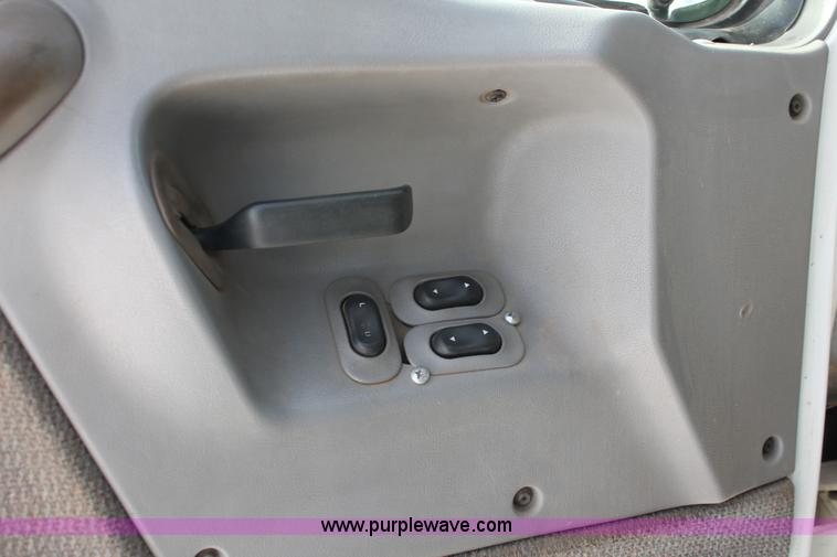 image for item G2893 2000 Sterling LT9522 semi truck