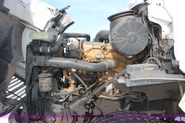 image for item G2893 2000 Sterling LT9522 semi truck