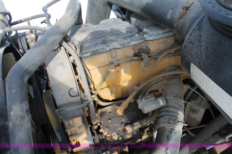 image for item G2893 2000 Sterling LT9522 semi truck