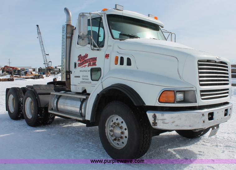 image for item G2893 2000 Sterling LT9522 semi truck