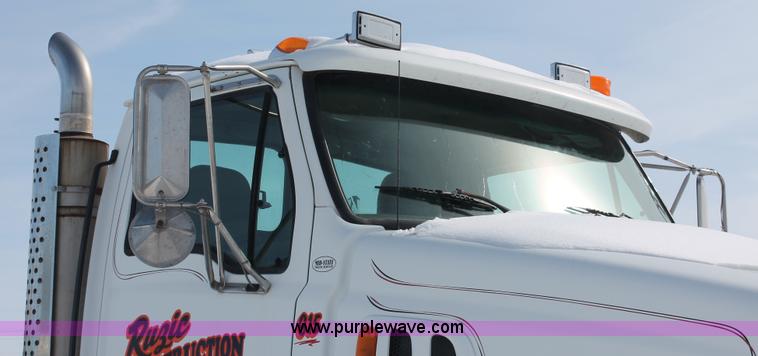 image for item G2893 2000 Sterling LT9522 semi truck