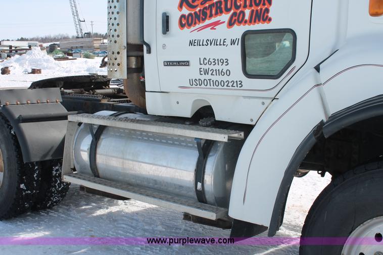 image for item G2893 2000 Sterling LT9522 semi truck