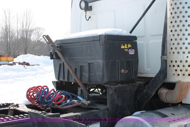 image for item G2893 2000 Sterling LT9522 semi truck