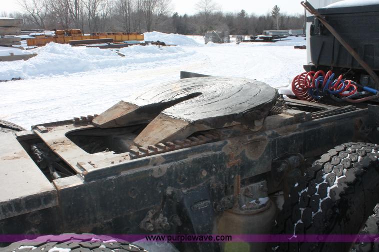 image for item G2893 2000 Sterling LT9522 semi truck